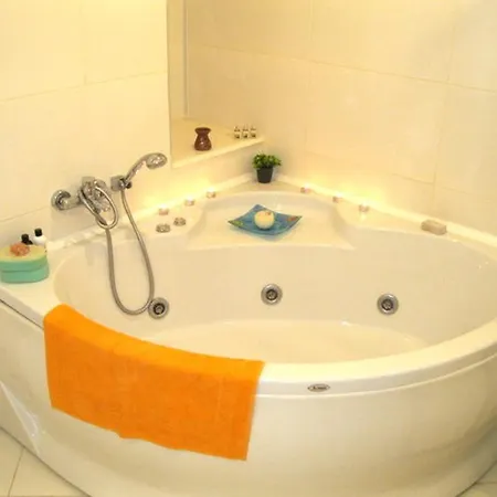 Apartment Spacious 2 Bed 2 Bath In One Of Sides Popular Communities *