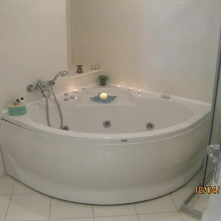 Spacious 2 Bed 2 Bath In One Of Sides Popular Communities 아파트