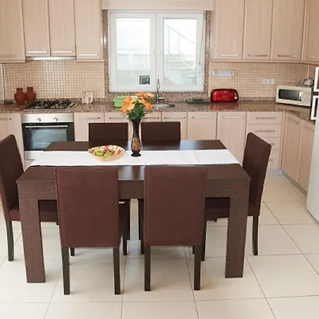 Spacious 2 Bed 2 Bath In One Of Sides Popular Communities 아파트